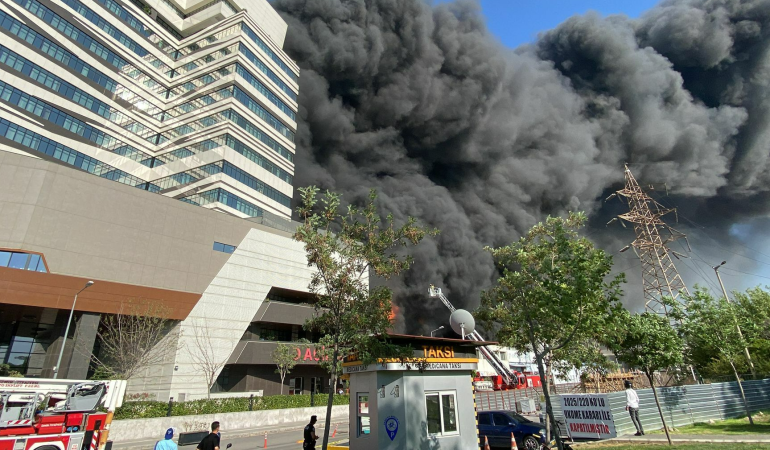 İzBB Başkanı Tugay: İtfaiyemiz, yangının hastaneye sıçramasını önledi, söndürme çalışmaları sürüyor