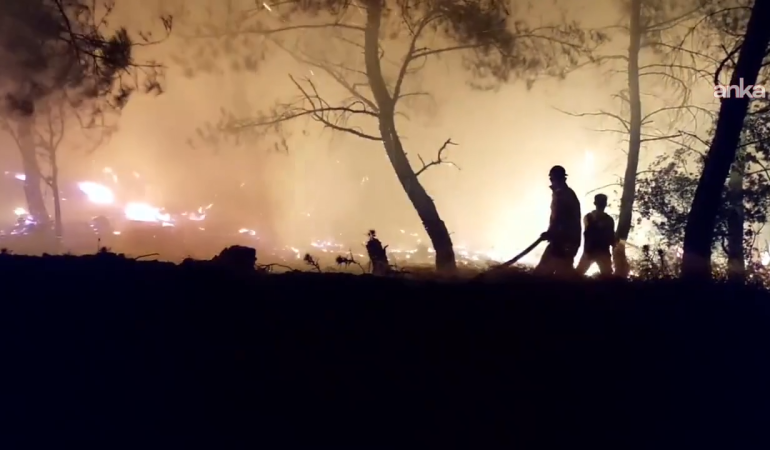 İzmir’de rüzgar, yangın ile mücadeleyi zorlaştırıyor