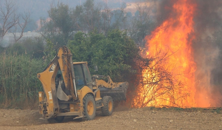 Manisa’da 3 ilçedeki orman yangınlarına müdahale sürüyor