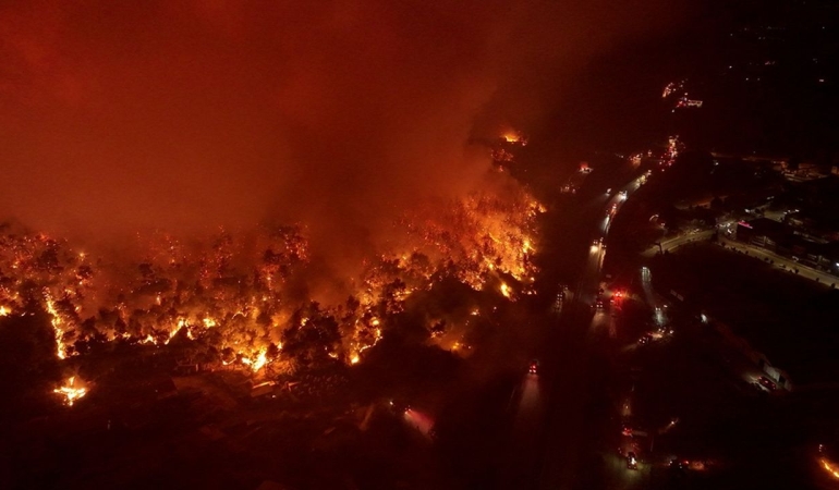 İzmir’in Buca ilçesindeki orman yangınına müdahale sürüyor