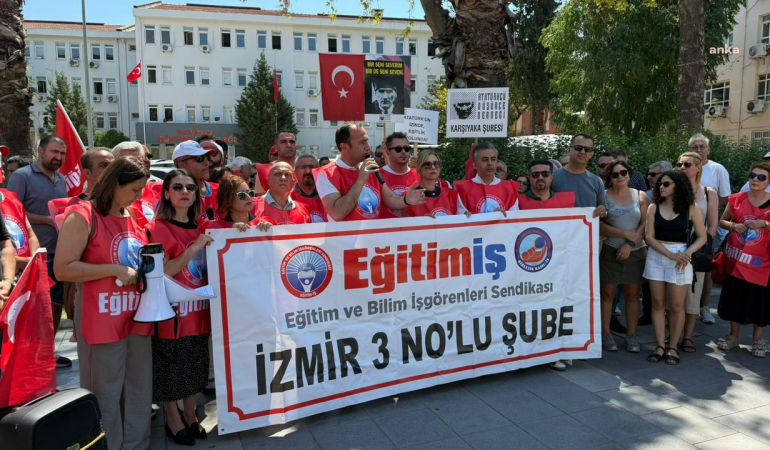 İzmir’de “sürgün” edilen öğretmene destek eylemi