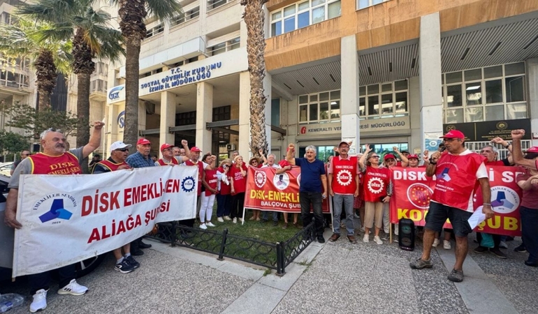 İzmir’de emeklilerden SGK önünde tepki: Bu ülkede var olan kaynaklar emekliler için kullanılmamaktadır