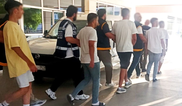 Manisa'da "Fetö'ye bulaştın altınlarını dolarını bize aktar" dolandırıcılığı yapan çete yakalandı