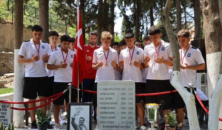 Yunusemre’nin U17 Türkiye şampiyonu, şampiyonluk kupasıyla Zeyrek’in mezarını ziyaret etti
