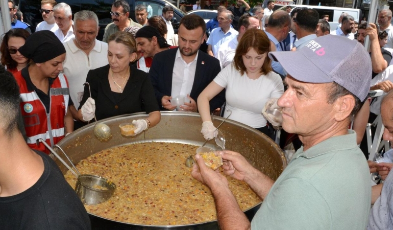 Zeyrek ölümünün 40. gününde dualarla anıldı: Eşi Nurcan Zeyrek ve kızı Nehir cami avlusuna gelenlere aşure dağıttı