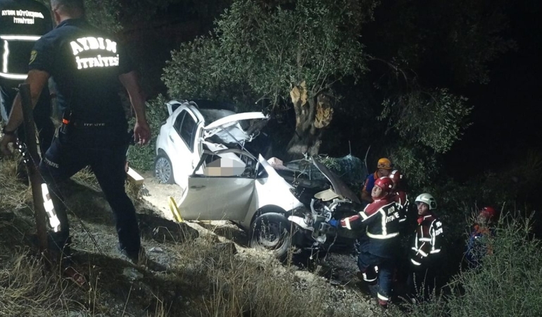 Aydın’da şarampole devrilen otomobildeki 2 kişi öldü, 1 çocuk yaralandı
