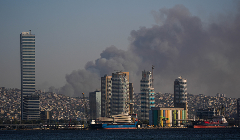 İzmir’de yangın: Minibüs alevleri ormanlık alana yayıldı