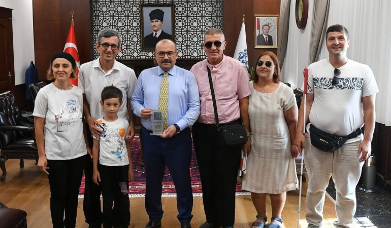 Vali Ustaoğlu’ndan Altınokta Körler Derneği’ne anlamlı kabul