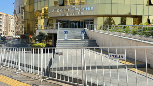 aydin-buyuksehir-meclisi-oncesi-bariyerli-guvenlik-onlemi.png