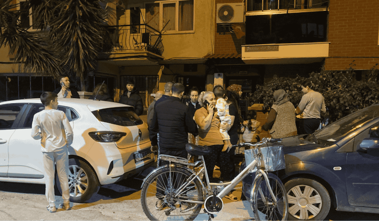 Balıkesir Sındırgı merkezli deprem Manisa’da da hissedildi: Vatandaşlar sokağa çıktı
