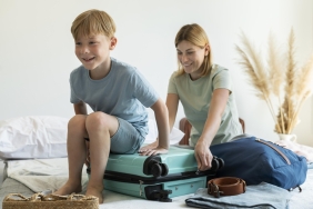 mother-son-preparing-suitcase-their-holiday çocuk valiz