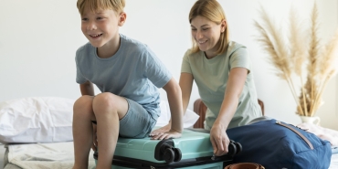 mother-son-preparing-suitcase-their-holiday çocuk valiz