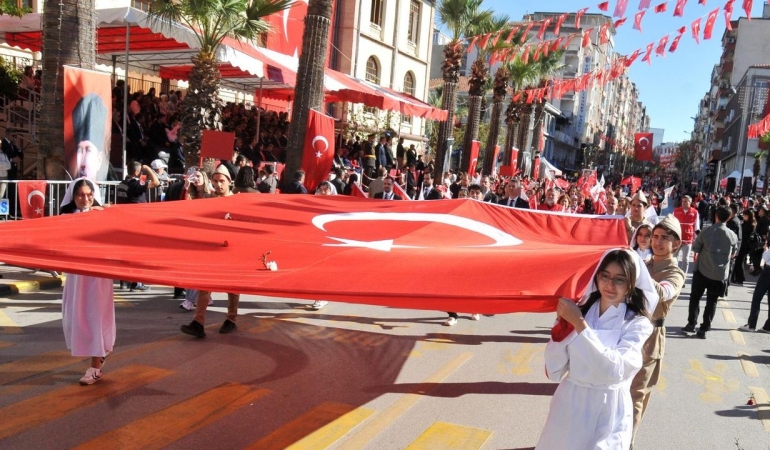 Manisa’da Cumhuriyet coşkusu caddeye sığmadı