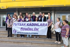 Antalya Kadın Platformu, ‘tutsak’ kadınlara kart gönderdi: Erkek-devlet şiddetine karşı