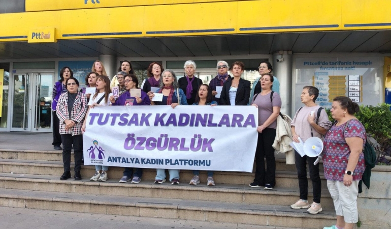 Antalya Kadın Platformu, ‘tutsak’ kadınlara kart gönderdi: Erkek-devlet şiddetine karşı dayanışmayı büyütüyoruz