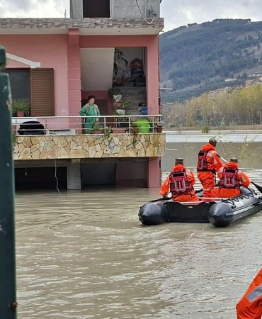 Arnavutluk'ta sel felaketi: Çok sayıda aile tahliye edildi