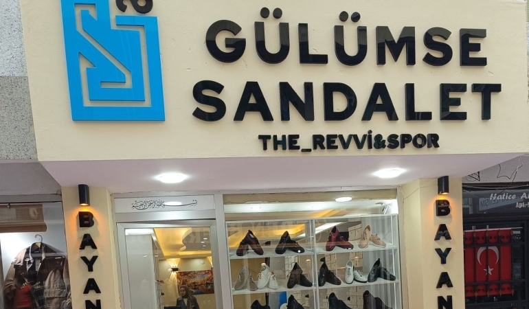 Manisa’ya Kaliteli Ayakkabı Müjdesi! Gülümse Sandalet Açıldı