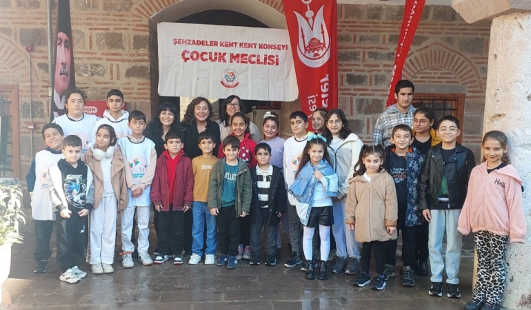 Manisa’da çocuklar için ücretsiz boyama şenliği düzenlendi