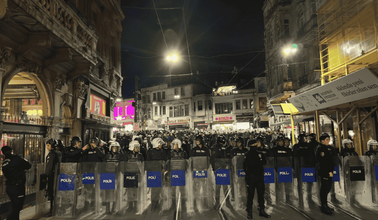 Taksim’de 25 Kasım ablukası: Kadınlar yürüdü, polis gözaltı yaptı