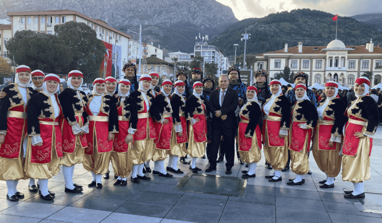 Manisa’daki 24 Kasım Öğretmenler Gününe ‘Maarif Halk Dansları Topluluğu’ damga vurdu