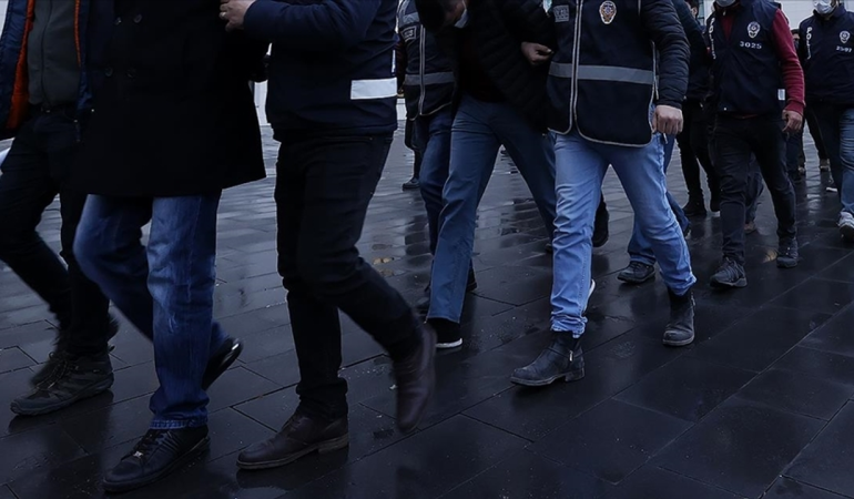 İzmir’de 3’ü belediye çalışanı 4 kişi gözaltına alındı