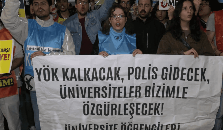 İzmir’de YÖK protestosu: Kayyum Rektörler, eli palalı çetelerle öğrenciyi susturmaya çalışıyor