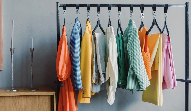 Kapsül Dolap Trendinin Yükselişi: Minimalist Gardırobun Püf Noktaları