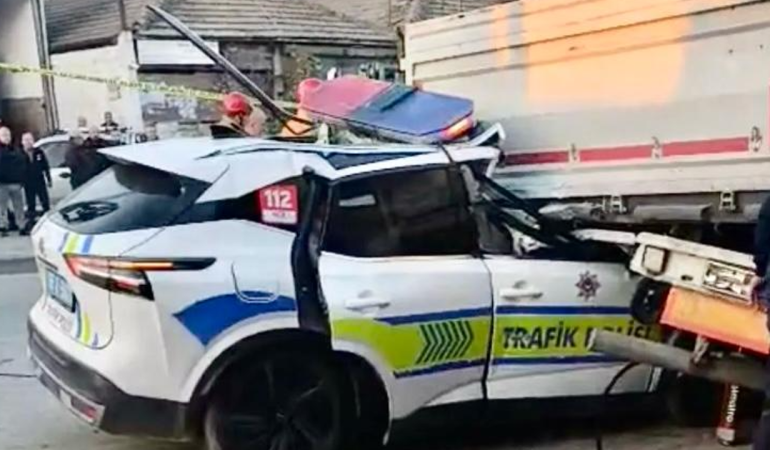 Manisa’da ekip aracının tıra çarptığı kazada 1 polis hayatını kaybetti, 1 polis yaralandı