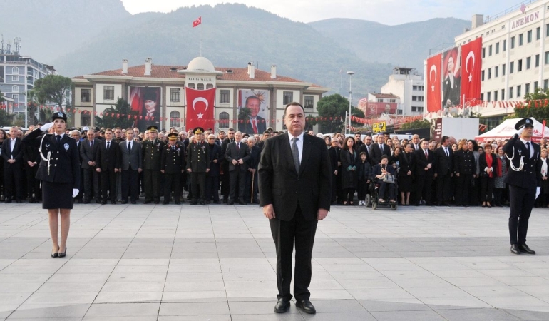 Manisa’da binler Cumhuriyet Meydanı’na akın etti