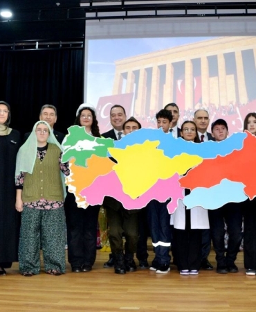manisada-hasan-turek-anadolu-lisesi-tarafindan-sonmeyen-isik-gosterisi-ayakta-alkislandi.jpeg