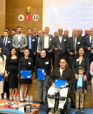 manisadaki-67-makine-muhendisi-plaket-ve-mesleki-sertifika-ile-odullendirildi.jpeg