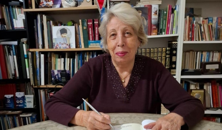 Manisalı Sadberk öğretmenden çocuklara dört kitap armağanı