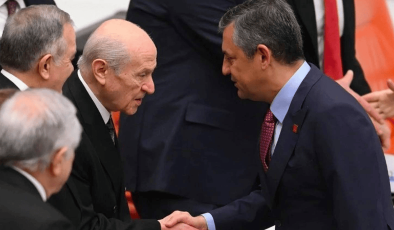 Bütçe görüşmelerinin son gününde liderler buluştu: Özgür Özel ve Devlet Bahçeli Meclis’te selamlaştı