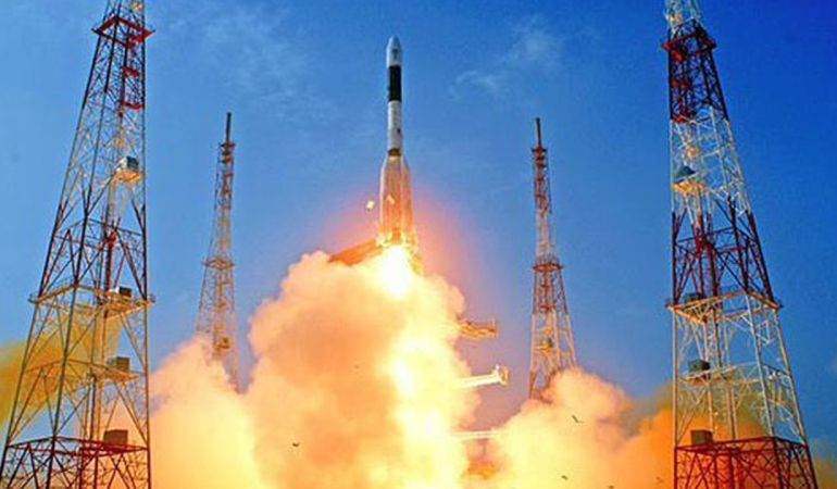 Hindistan, ABD’ye ait iletişim uydusunu başarıyla uzaya fırlattı
