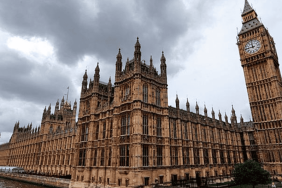 İngiltere Parlamentosunda Kral tahtı önünde Lordlar Kamarası karşıtı eylem