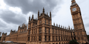 İngiltere Parlamentosunda Kral tahtı önünde Lordlar Kamarası karşıtı eylem