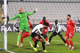 Manisa FK önce hakeme sonra sise takıldı 2-2