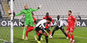 Manisa FK önce hakeme sonra sise takıldı 2-2