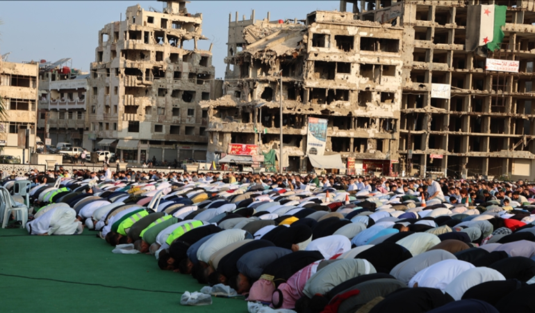 Suriye’nin Humus ilinde bir camide meydana gelen patlamada 5 kişi hayatını kaybetti