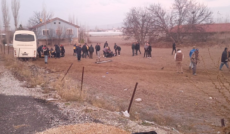 Afyonkarahisar’da öğrenci servis aracı ile kamyonet çarpıştı, 14 kişi yaralandı