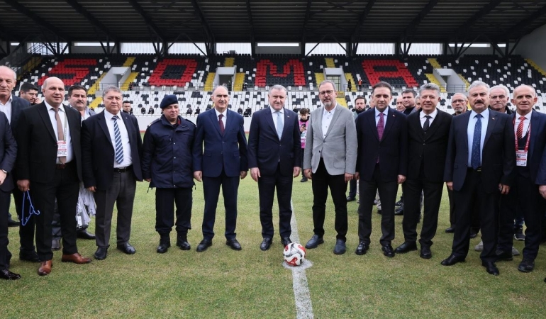 Sporun halef-selef bakanları Aşkın Bak ve Kasapoğlu’ndan Manisa Soma’daki tesis açılışında top sektirme şovu