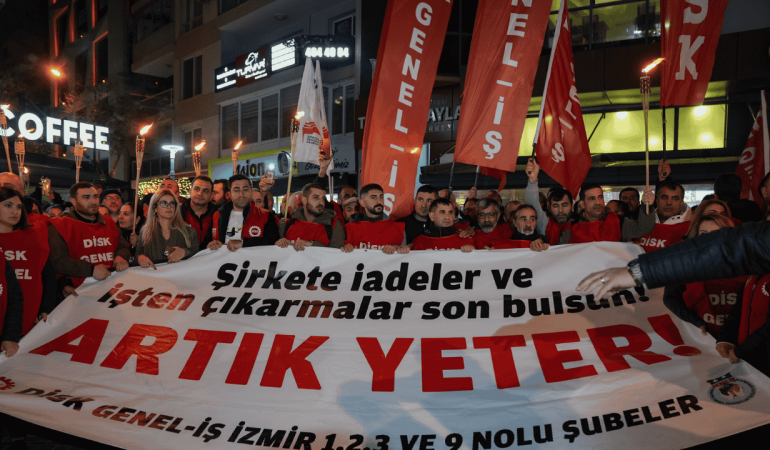 İzmir’de işçiler meşalelerle yürüdü: Maaşlar eksik, 350 kişi açıkta