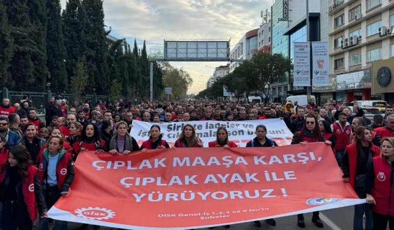 İzmir’de Genel-İş’ten ‘çıplak maaş’ protestosu: İşçiler çıplak ayakla yürüdü, yarım gün iş bıraktı