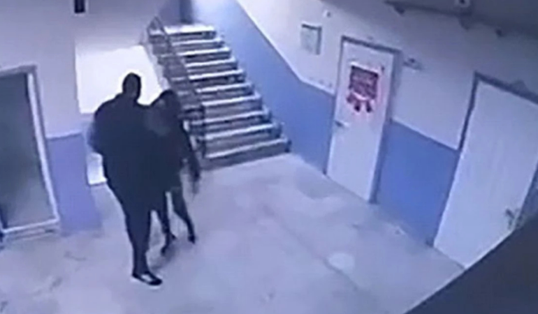 Manisa’da otizmli öğrenciyi merdivenden iten okul müdürü tahliye edildi