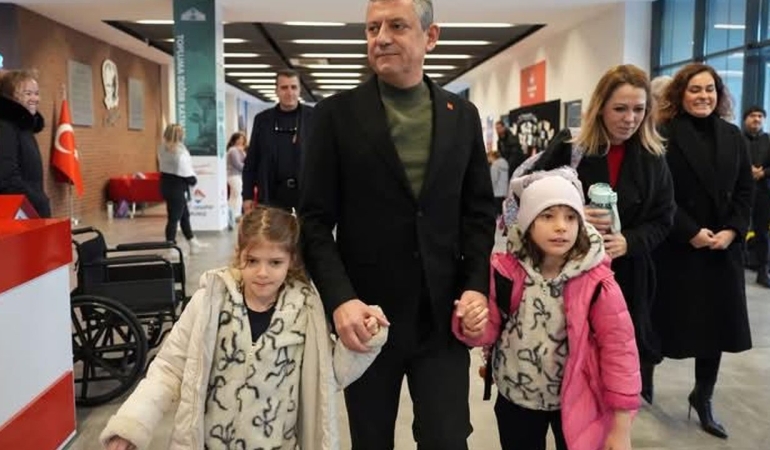 CHP Genel Başkanı Özel’den Ferdi Zeyrek’in ikiz kızlarına okul jesti