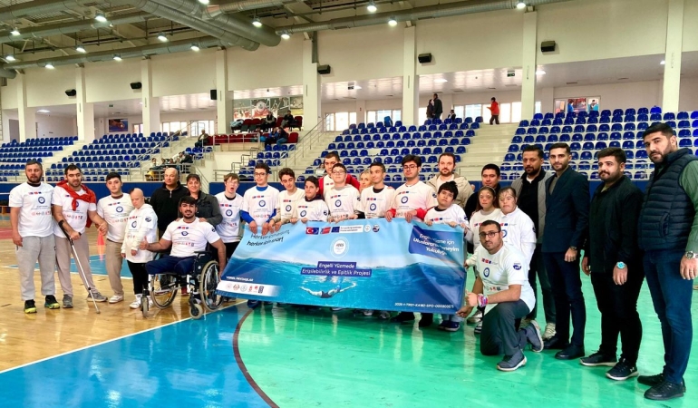 Onları ne kadar alkışlasak azdır: Bedensel engelli yüzücülerle özel sporcuların yarışları nefes kesti