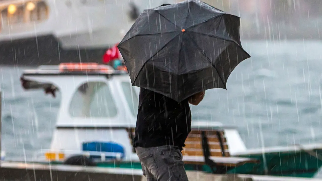 AKOM: İstanbul'da sıcaklıklar düşüyor, karla karışık yağmur ve kuvvetli rüzgar