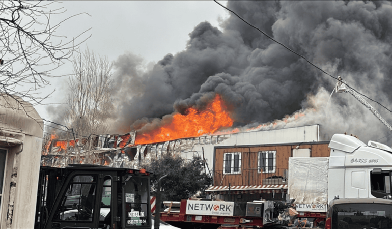 Ataşehir’de iş yerinde çıkan yangına müdahale ediliyor