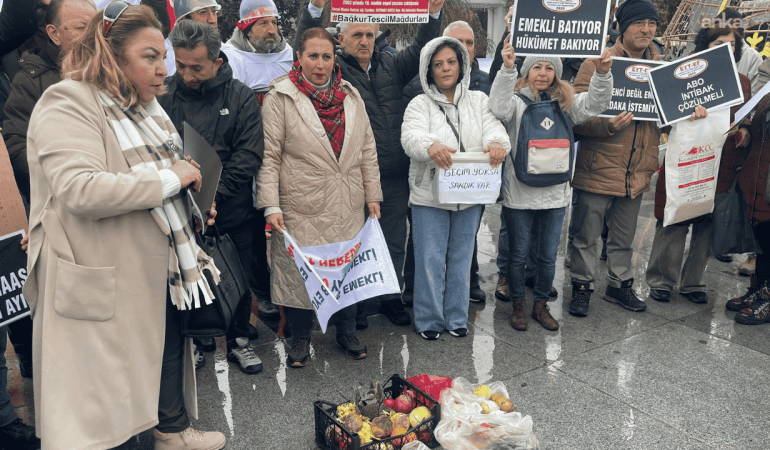 Bakırköy’de emeklilerden bin 62 liralık artışa protesto: Kefen parası istemiyoruz