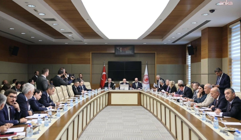 Belediye şirketlerine Cumhurbaşkanı onayı şartı getiren kanun teklifi komisyonda kabul edildi
